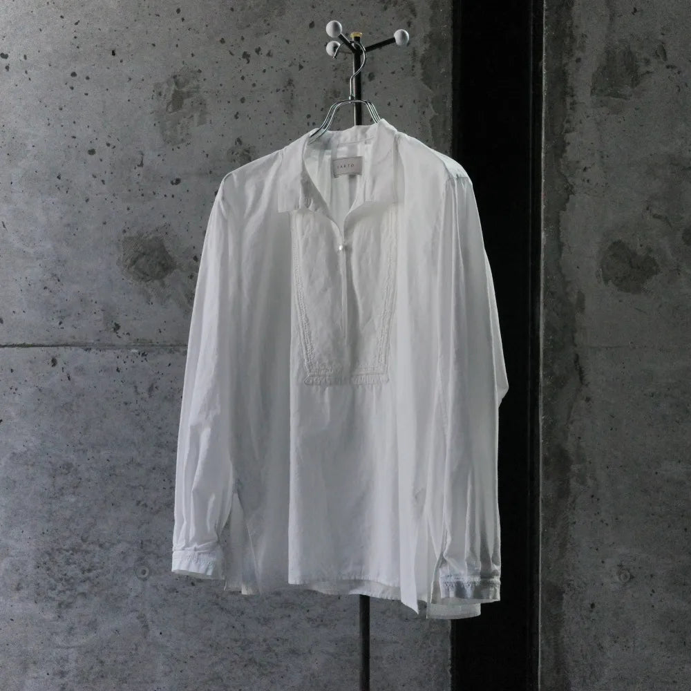 SARTO/TUCKED SLEEVE EMBROIDERY BLOUSE