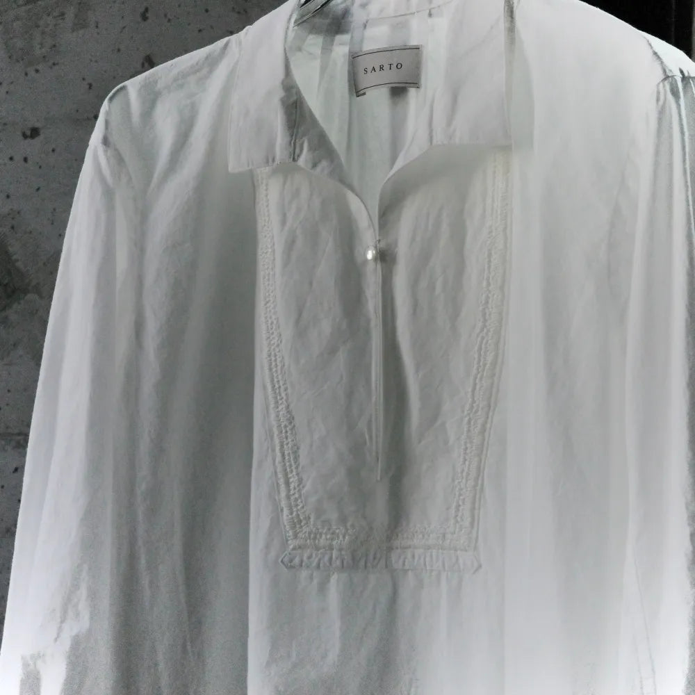 SARTO/TUCKED SLEEVE EMBROIDERY BLOUSE