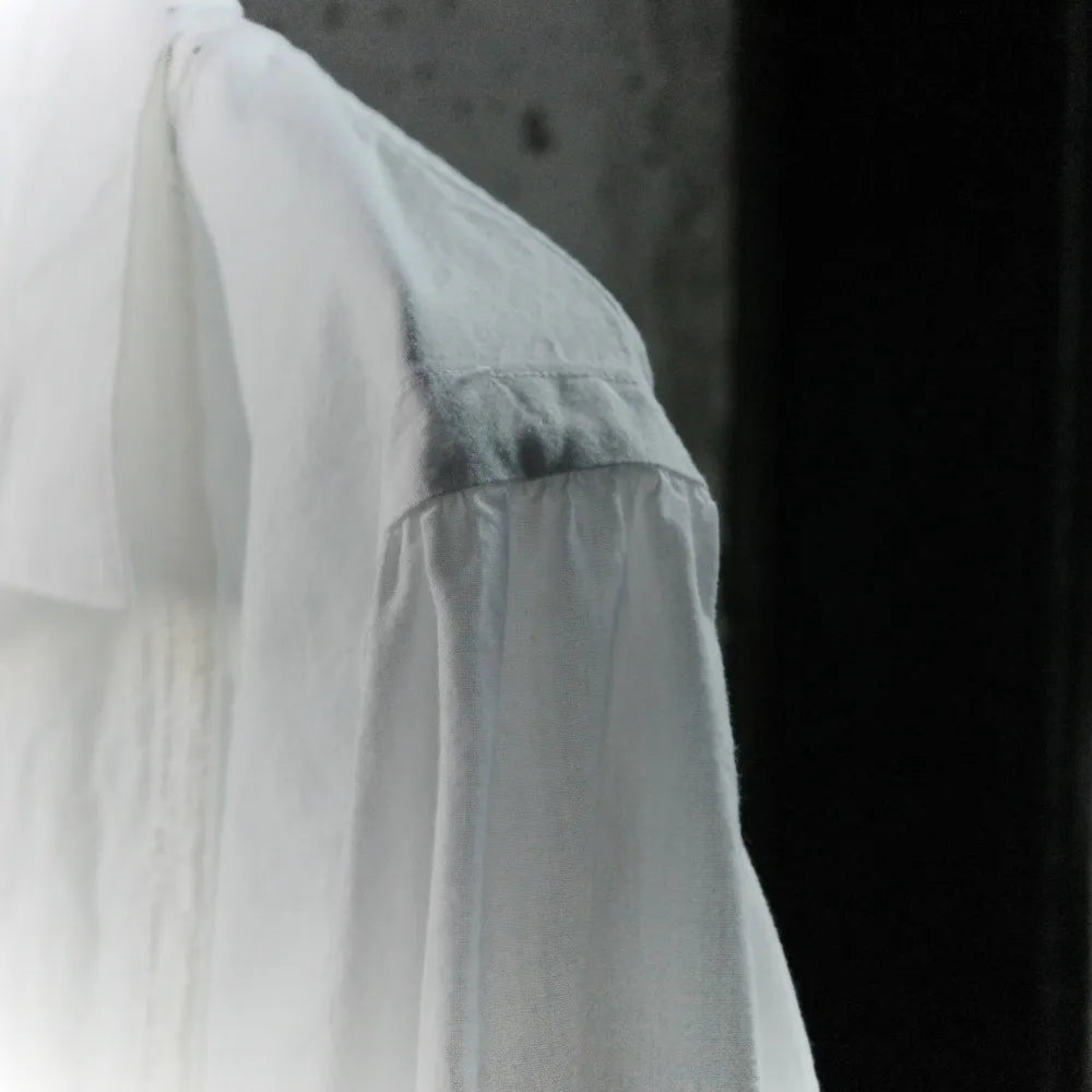SARTO/TUCKED SLEEVE EMBROIDERY BLOUSE