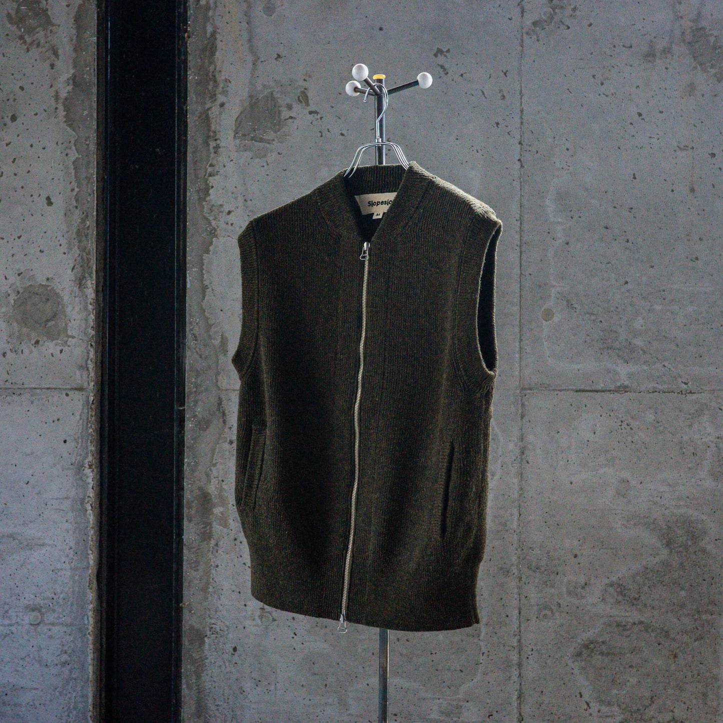 Slopeslow(スロープスロウ)/zip front vest
