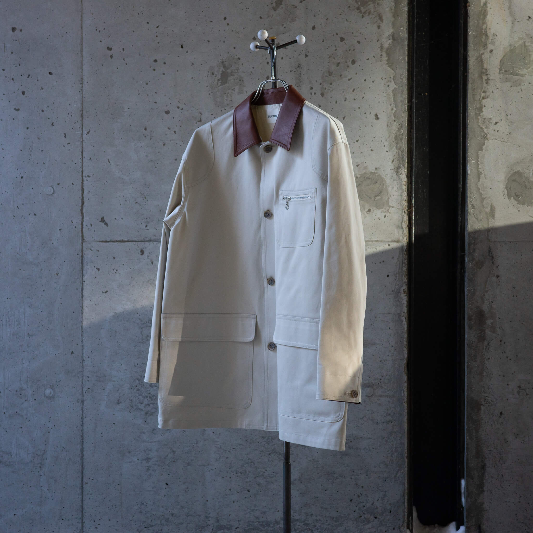 ジャケット・アウター BISOWN COTTON GABA HUNTING JACKET CHALK 26SS】BISOWN COTTON GABA HUNTING JACKET 